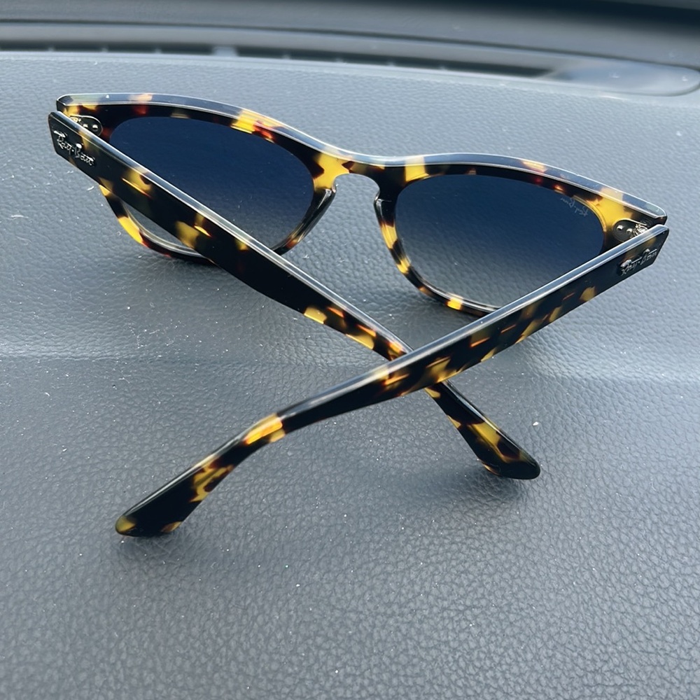 Sunglasses 🕶️ - Picture 3 of 3